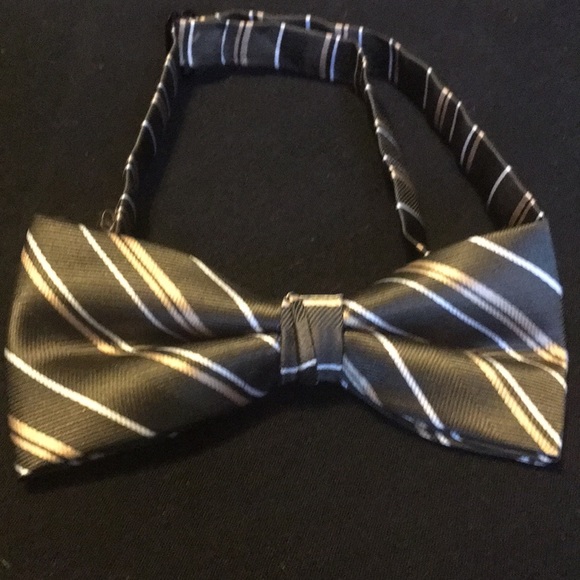 Bow Tie ( pre tied ) Great condition! - Picture 2 of 3